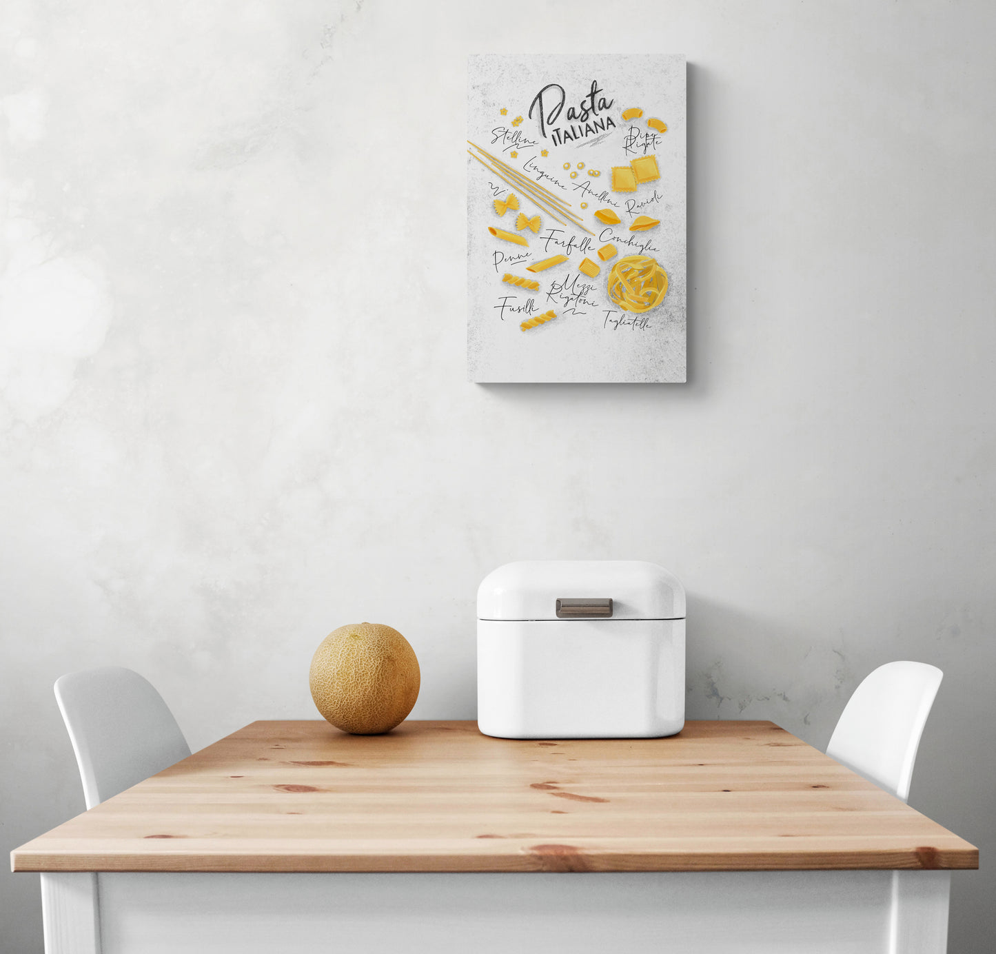 tableau blanc décoratif cuisine est placée au-dessus d'une table et deux chaises blanches