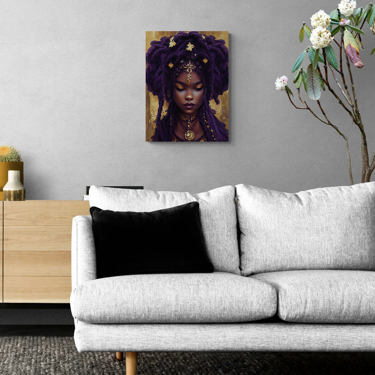 un tableau visage femme noire et or dans un salon moderne et tendance gris