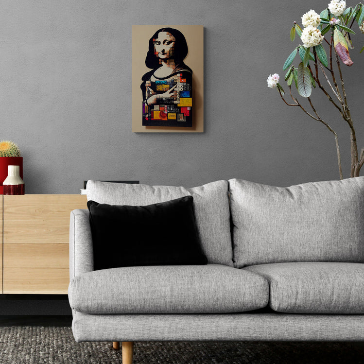 tableau moderne salon qui représente la Joconde de façon pop art est accroché dans un salon au ton gris au-dessus d'un buffet en bois clair