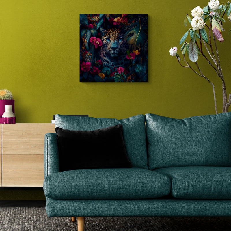 tableau de léopard dans une jungle colorée est accroché dans un salon moderne