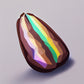 Tableau d'une fève de cacao fusionnée avec un diamant dans un style minimaliste et low-poly, avec des couleurs brillantes, celle de l'arc-en-ciel, qui donne une touche de gaieté, de fraîcheur et de design