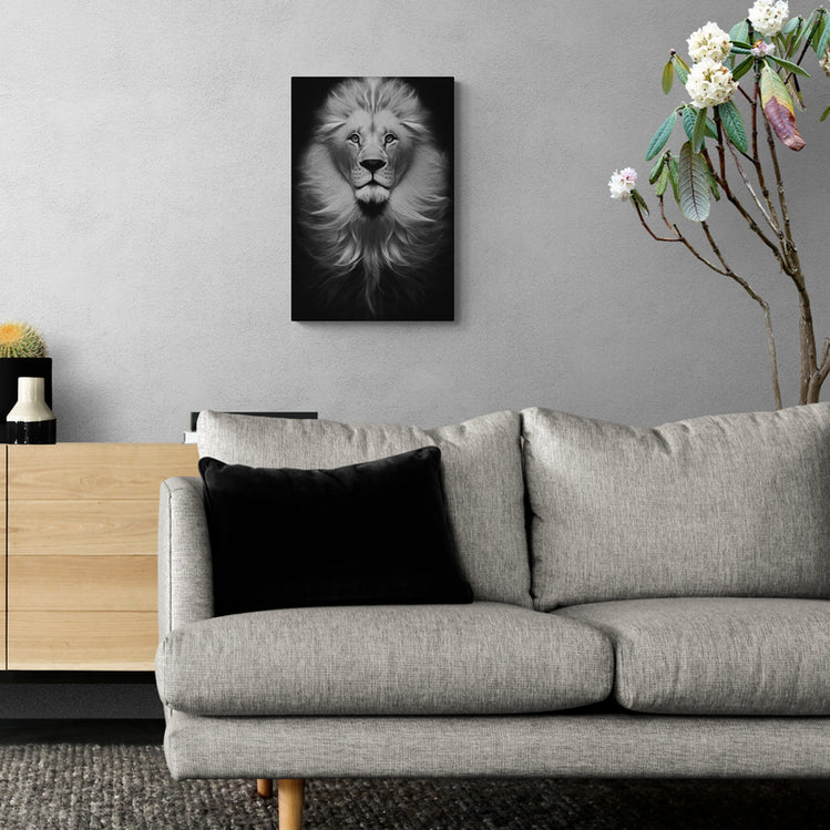 tableau lion noir et blanc habille est accroché dans un salon moderne gris. Au-dessus d'un buffet en bois