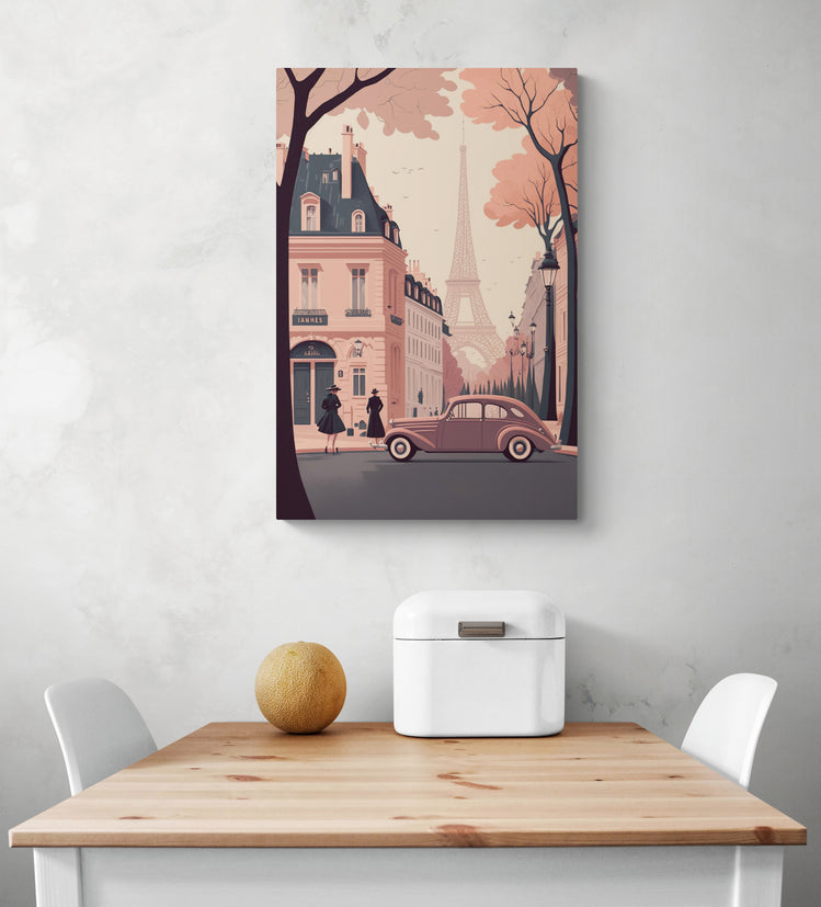 Un tableau tour Eiffel dans un style rétro avec des couleurs pâles rose et gris est accroché au milieu d'un mur blanc avec des nuances de gris. Sur ce tableau cuisine on peut apercevoir une ruelle parisienne avec au fond la tour Eiffel.  Sur la photo il y a également une table et deux chaises blanches.