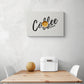 Un tableau minimaliste blanc avec une tasse de café est accroché sur le mur d'une cuisine blanche