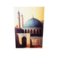 Tableau plexi de la mosquée Al-Aqsa qui s'éveille au lever du soleil. Le grand dôme bleu turquoise s'illumine, tandis que les minarets s'élèvent fièrement vers le ciel. Les couleurs chaudes du marron et du bleu se marient à merveille, tandis que les inscriptions arabes apportent spiritualité