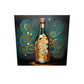 Tableau en plexiglass d’une bouteille de vin rouge inspirée par Klimt. Des reflets doré qui surlignent la noblesse du vin. Les couleurs varient de brillantes à ternes, donnant une touche de mystère à l'ensemble. La bouteille et son bouchon de liège semblent âgés et prestigieux