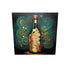 Tableau en plexiglass d’une bouteille de vin rouge inspirée par Klimt. Des reflets doré qui surlignent la noblesse du vin. Les couleurs varient de brillantes à ternes, donnant une touche de mystère à l'ensemble. La bouteille et son bouchon de liège semblent âgés et prestigieux