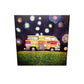 Tableau en plexiglas d'un van hippie multicolore posée au milieu d'un champ d'herbe. Une belle peinture aux couleurs chatoyantes et à l'âme joyeuse