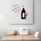 un tableau cuisine blanc avec une illustration d'une bouteille de vin et une citation est accrochée sur un mur blanc.