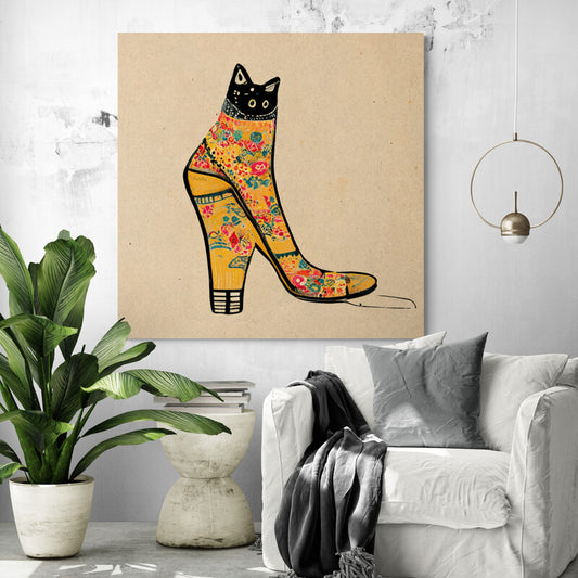 Grand tableau de chat dans un salon, un matou noir et malicieux caché à l'intérieur d'une chaussure de femme aux motifs de fleurs. Alliance de minimalisme, style japonais et touche rétro. L'expression de surprise du chat, dont on ne voit que les yeux qui dépassent, ajoute une dimension comique à l'œuvre