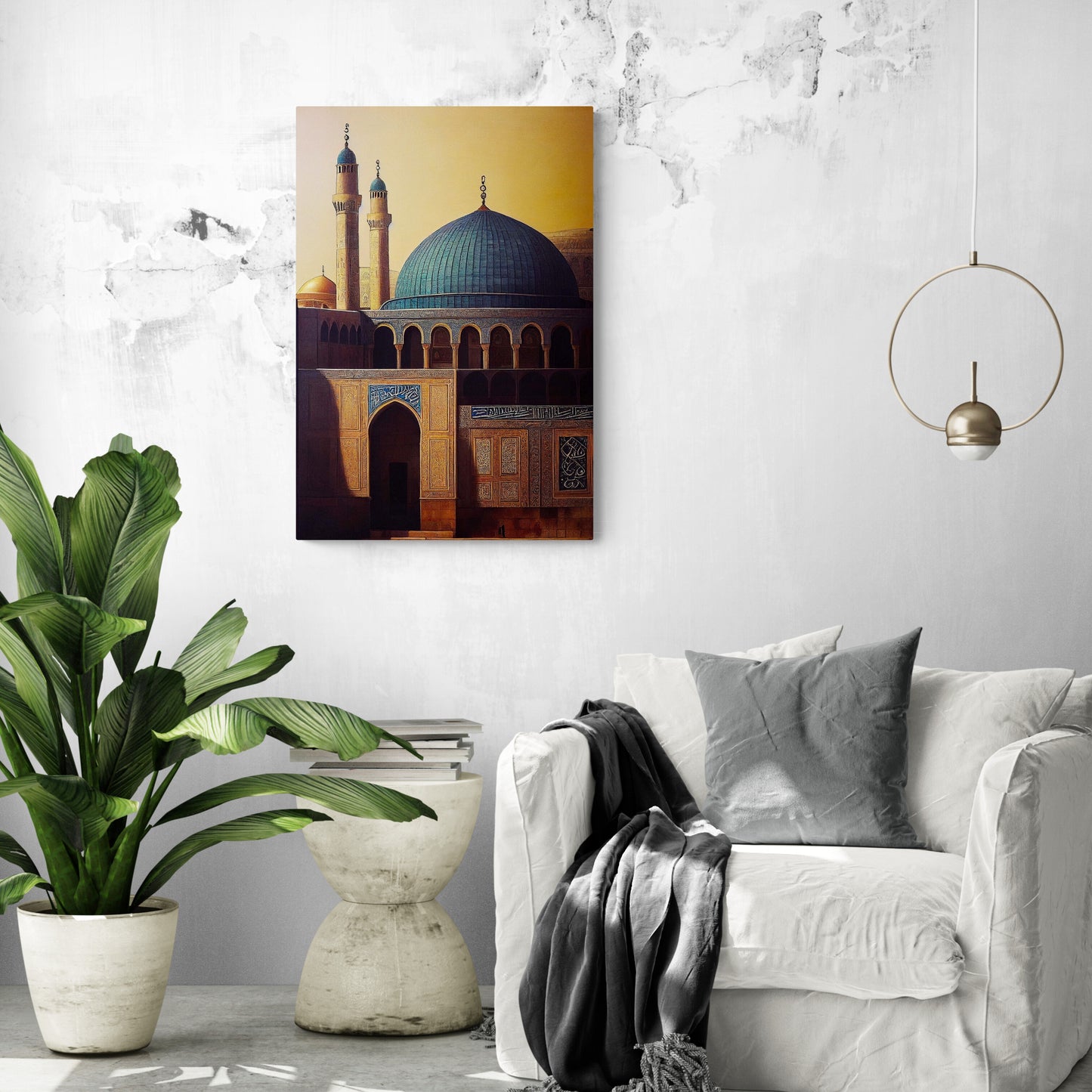 Tableau décoratif, la mosquée Al-Aqsa, sur le mur d'un salon, qui s'éveille au lever du soleil. Le grand dôme bleu turquoise s'illumine, tandis que les minarets s'élèvent fièrement vers le ciel. Les couleurs chaudes du marron et du bleu se marient à merveille, tandis que les inscriptions arabes apportent spiritualité. Le tableau est de taille moyenne