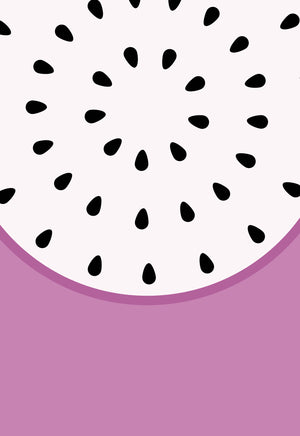 Sur un fond violet, on peut voir une tranche de fruit du dragon, dont l'intérieur est blanc et qui montre les pépins noirs. Le fruit du dragon a une forme ovale presque ronde. L'illustration semble avoir été dessinée