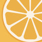 Sur un fond orange vive, une illustration de dessin à plat d'une tranche bien ronde d'une orange. On peut apercevoir les quartiers et le mésocarpe blanc.