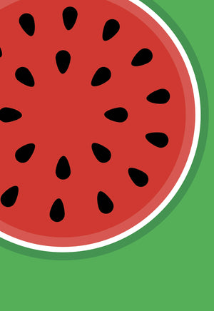 Au premier coup d'œil, on peut voir une tranche de pastèque rouge sur fond vert. On peut également voir les grains noirs de la pastèque, qui donnent une texture intéressante.Le fond vert ajoute une touche de couleur vive et fraîche à l'image, mettant en valeur la pastèque rouge et ses grains noirs