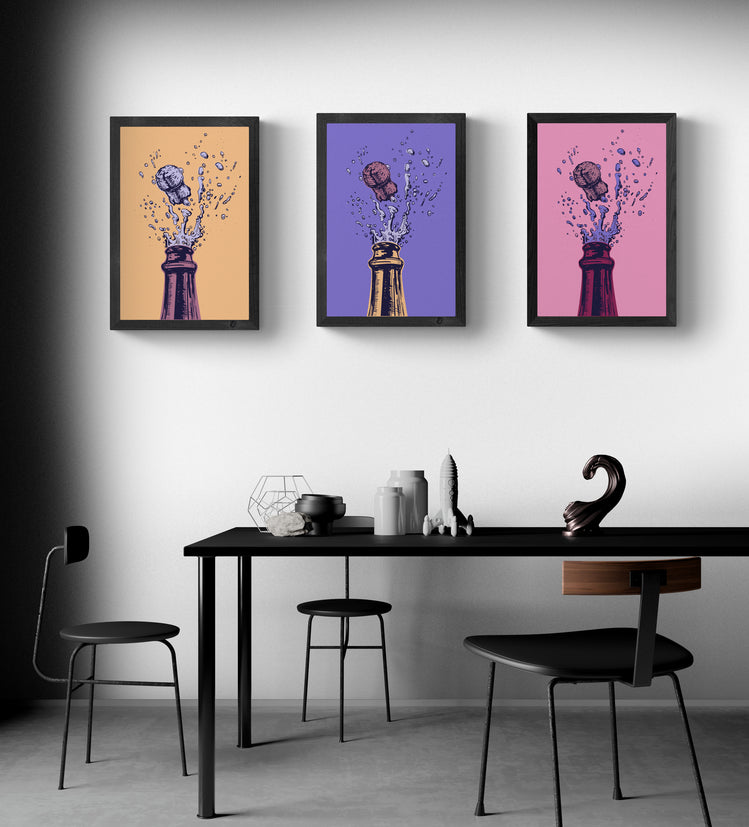 tableau theme cuisine pop art trois cadres noir sont accrochés au milieu d'un salon design noir