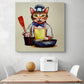 Accrochée sur le mur d'une cuisine, au-dessus d'une table en bois une toile en polyester est accrochée sur le mur, il y a une illustration d'un chat qui se tient de face prêt à cuisiner. L'objet de décoration est plutôt original et le chat mignon il porte une tenue de cuisinier avec une toque, il tient dans ça main une spatule. Une corbeille à pain en métal blanc et un melon sont posés sur le dessus d'une table en bois.