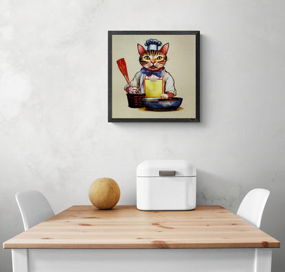 Pour décorer une cuisine, accrochée sur le mur, il y a un tableau de chat qui se tient de face prêt à cuisiner. C'est un petit tableau cuisine dans en cadre en bois noir qui reprend les codes du dessin à la main. Sur cette photo il y a une table en bois et deux chaises blanches. Une corbeille à pain en métal blanc et un melon sont sur le dessus de la table.