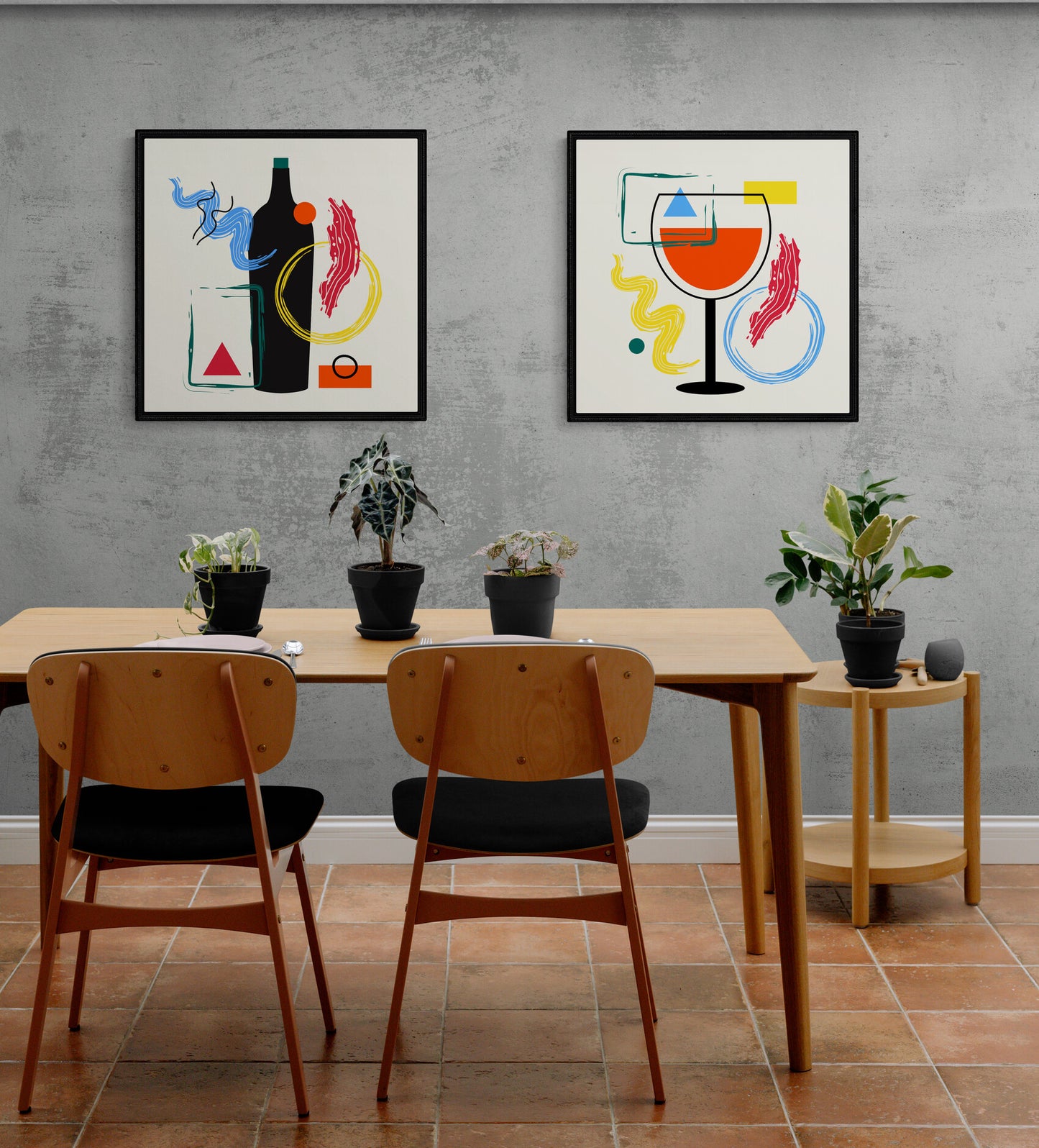 Dans un salon épuré gris, une table et deux chaises en bois doré dans une ambiance rétro. Sur un pan de mur deux tableaux sobre et minimaliste avec des illustrations géométriques colorées. Les tableaux sont dans des cadres noirs