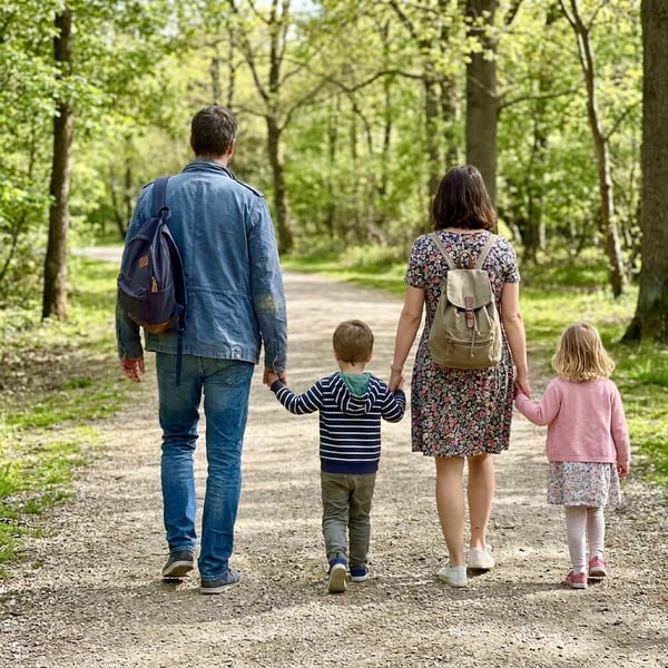 Exemple de bonne photo : famille de dos, en pied, se tenant la main, silhouettes nettes