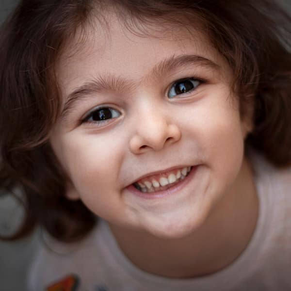 Exemple de bonne photo : portrait net et bien éclairé, visage de face bien visible